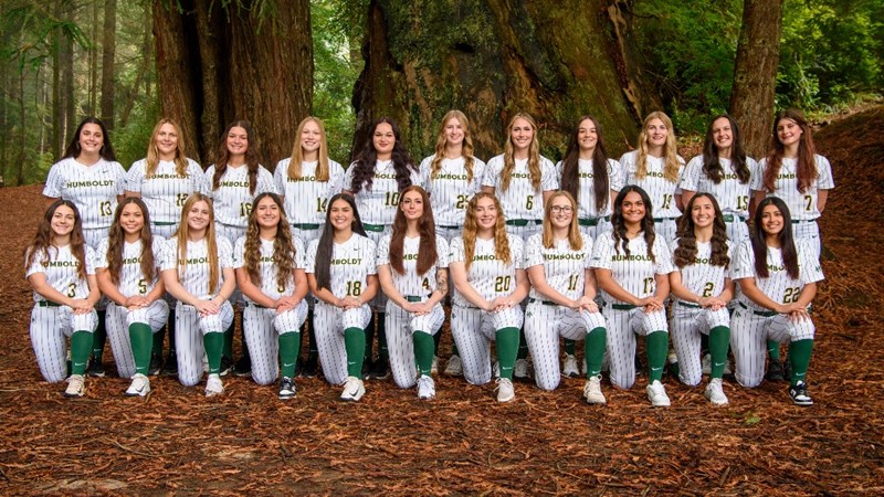 Team photo of the Humboldt women's Softball team in their uniforms.